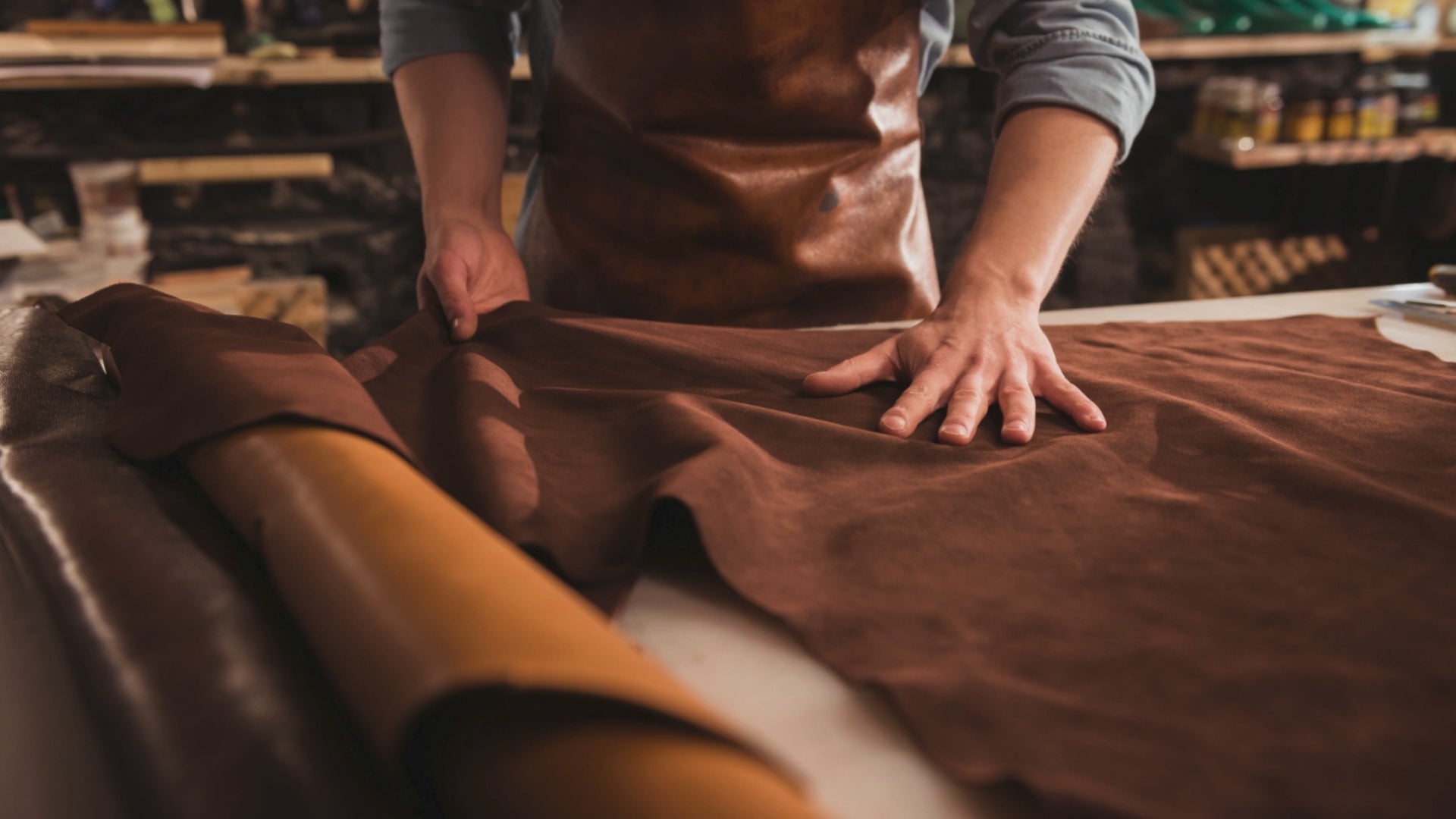 Load video: Leather warehouse in Florence (Italy)